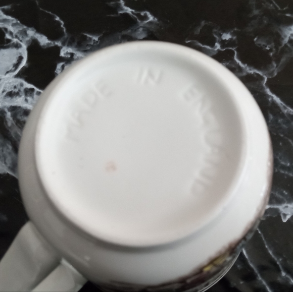 Christmas Mugs Pair Tree Wreath Fireplace Made in England - Picture 6 of 6